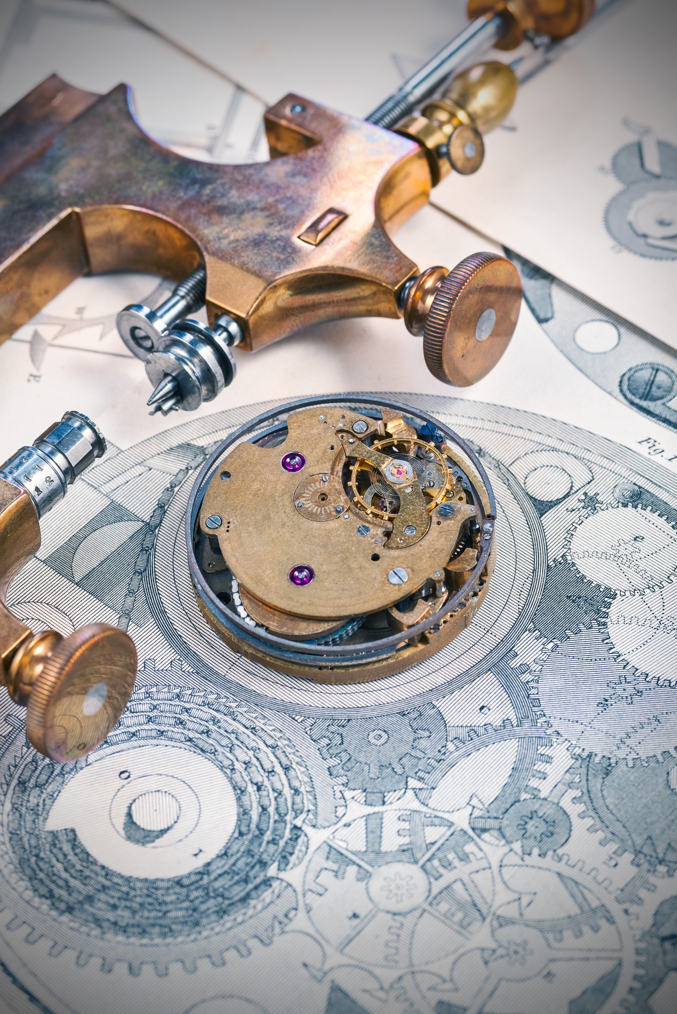 Meccanismo di un orologio vintage con numerosi dettagli in primo piano