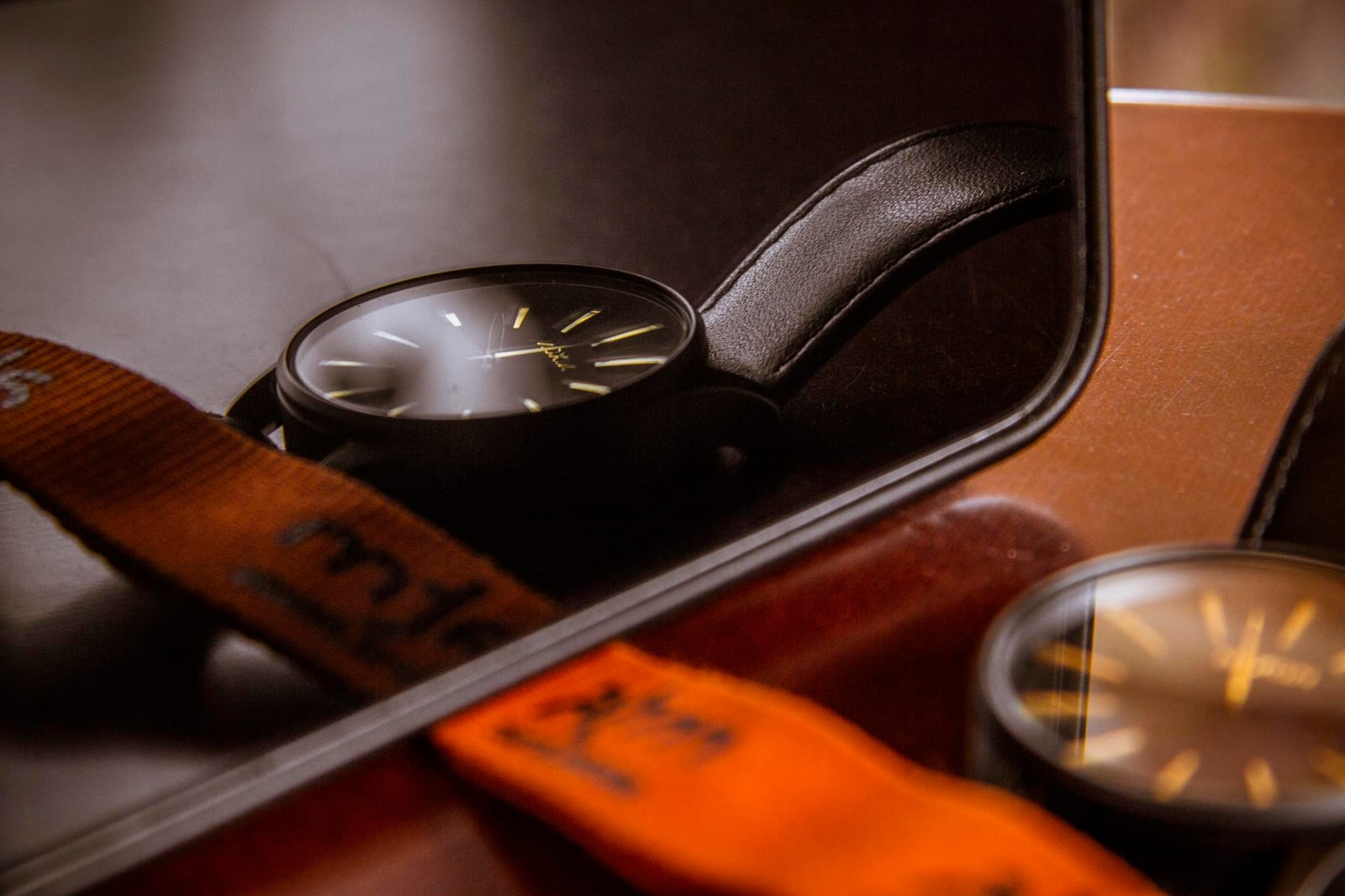 Orologio da polso fotografato su un piano in legno